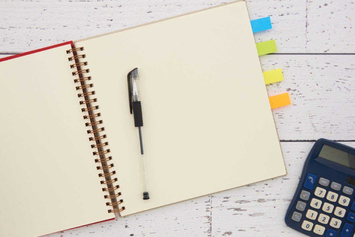 Calcolatrice e block notes su una scrivania